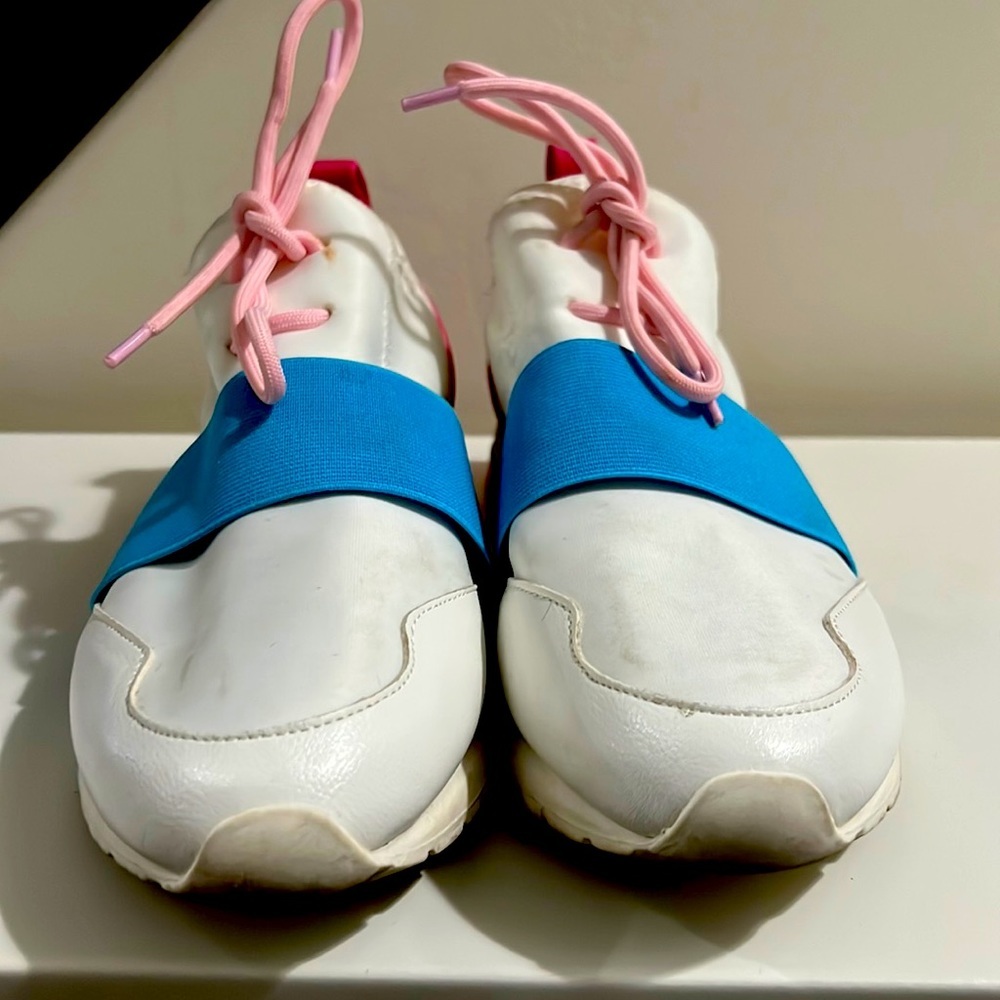 Women’s stylish sneakers. 8